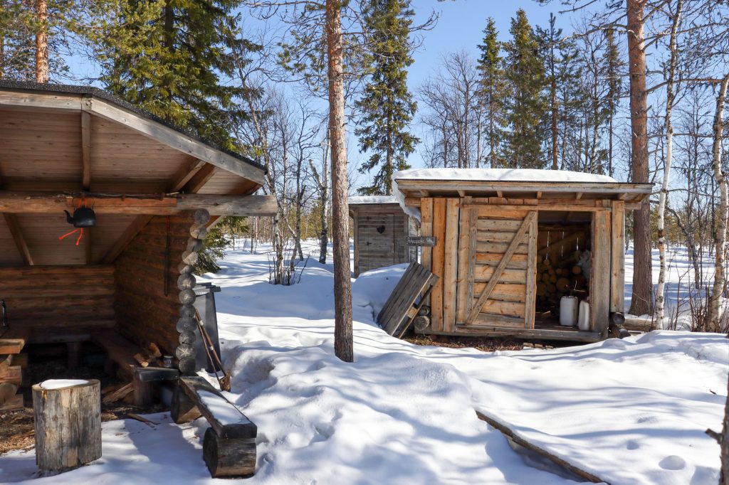 Laavu 1 ja käymälä